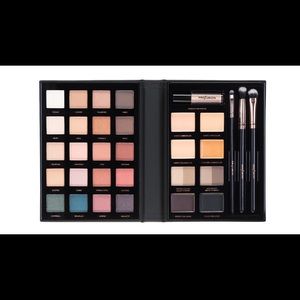 Profusion 32 piece professional eye kit! 💕